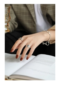 Retro-Schmuckset aus S925 Silber mit Münzrelief-Ring und Knotenring-Detail