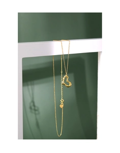 Detail der goldenen Herz-Halskette mit Lavatextur und unregelmäßiger organischer Form