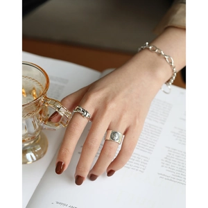 Vintage S925 Sterling Silber Knotring und Armband Set getragen von einem Modell