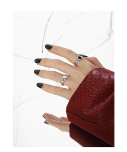 Nahaufnahme von S925 Silberring-Set mit schwarzem Achat und Flüssigmetall-Design