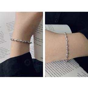 Detailaufnahme des Retro-Silberkettenarmbands mit Vintage-Knotengliedern am Model
