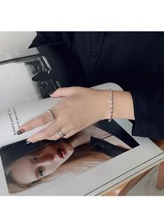 Detail von S925 Sterlingsilber Kettchen und Ringen auf minimalistischem Lifestyle-Hintergrund