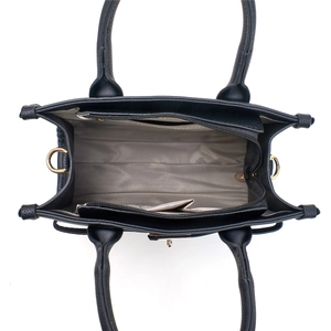 Vue intérieure du sac cabas noir montrant les compartiments et la doublure détaillée