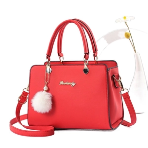 Elegante borsa a mano rossa da donna con ciondolo di perle e tracolla regolabile