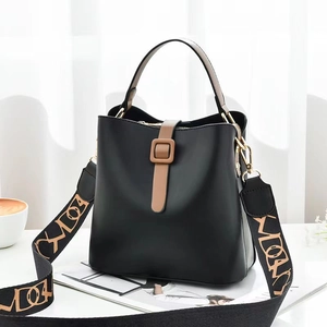 Elegante borsa a secchiello in pelle nera con manici marroni e tracolla ampia fantasia