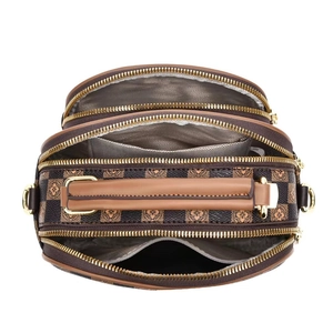 Dettaglio borsa a tracolla da donna con tre cerniere dorate e motivo floreale vintage