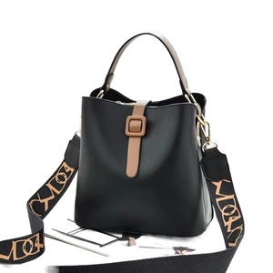Secchiello chic nero e marrone con ampia tracolla jacquard e fibbia in metallo