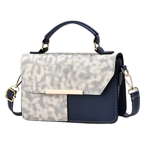Sac bandoulière patchwork en bleu marine et argenté avec finitions dorées chic