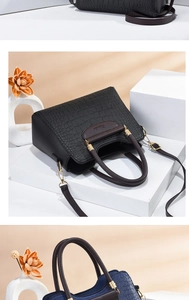 Detailansicht der Handtaschen mit Krokodilmuster, Goldbeschlägen und Doppelgriffen