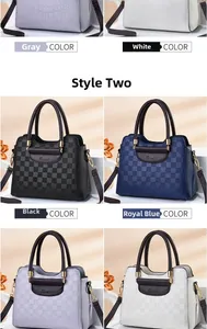 Details großer Damenhandtaschen in Grau, Weiß, Schwarz und Blau mit Krokodil-Struktur