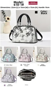 Innenansicht der Handtasche mit chinesischem Print, mehreren Fächern und Reißverschlusstaschen