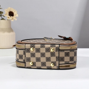 Vue détaillée du sac à cosmétiques à carreaux avec fermoir chat et double fermeture éclair