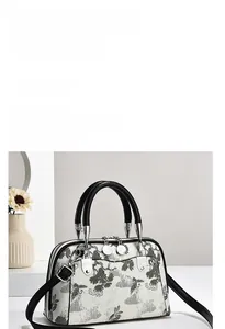Detailansicht der Handtasche mit Kranich-Kiefer-Druck und silbernen Beschlägen