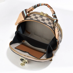Vue détaillée d'un sac baril à damier avec double fermeture éclair et poignée foulard en soie