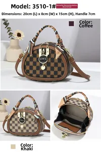 Détails des sacs à damier café et kaki avec fermoir doré en forme de chat et foulard
