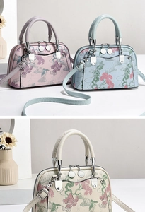 Detailansicht der eleganten Muscheltaschen mit Blumenstickerei in Pink, Blau und Weiß