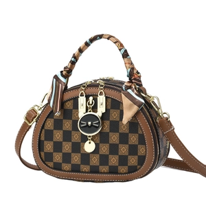 Sac à main chic à carreaux avec poignée en foulard de soie et pendentif chat
