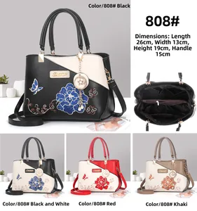 Vue détaillée du sac à main avec broderie pivoine et structure interne à compartiments
