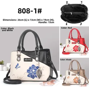 Détail des sacs à main en cuir avec broderie chinoise et dimensions affichées