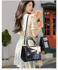 Détail de la broderie pivoine sur un sac à main bicolore de grande capacité