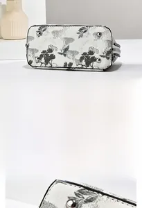 Detailsicht des Taschenbodens mit silbernen Standfüßen und Tuschemalerei-Aufdruck