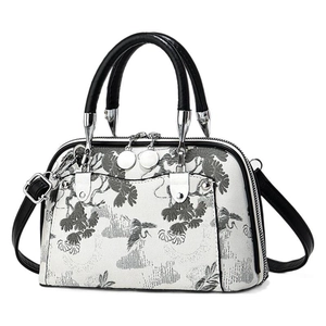 Elegante weiße Handtasche mit Kranich- und Kiefernprint sowie schwarzen Tragegriffen