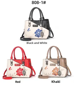 Détails de broderie florale et pendentif en métal sur de grands sacs à main chic