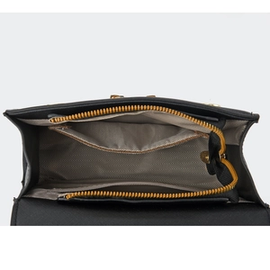 Vue intérieure du sac avec doublure à chevrons gris et poche zippée en métal doré