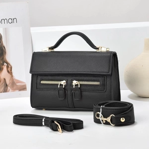 Détail du sac bandoulière en cuir Saffiano noir avec zips dorés et deux bandoulières