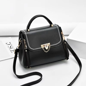Sac bandoulière noir élégant avec surpiqûres blanches et détails dorés brillants
