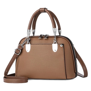 Borsa a conchiglia in pelle marrone con hardware argento, doppi manici e tracolla