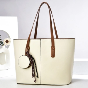 Sac fourre-tout crème avec anses marron et charm rond sur fond minimaliste chic