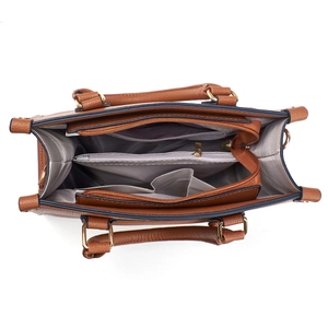 Vista interior detallada del bolso tote marrón caramelo con compartimentos multicapa