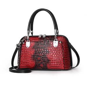 Bolso con estampado de serpiente, degradado rojo y negro y cuero sintético texturizado