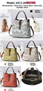 Vue détaillée du sac seau à motif ondulé en quatre coloris avec double poche zippée