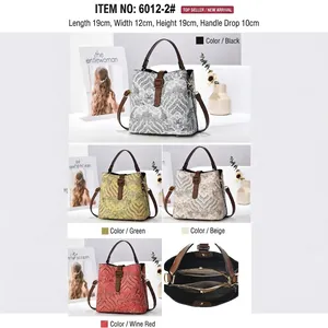 Sac seau à motif ethnique avec bandoulière disponible en quatre couleurs élégantes