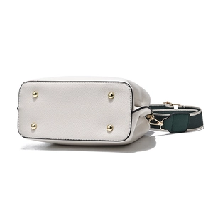 Mini sac seau blanc à motif litchi avec bandoulière rayée et pieds de protection dorés