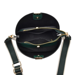 Sac seau vert foncé en cuir lychee avec surpiqûres contrastées et bandoulière large