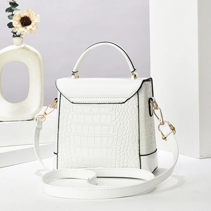 Dettaglio della trama a coccodrillo bianco con eleganti inserti metallici dorati