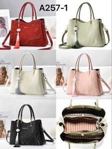 Collage von Handtaschen im chinesischen Stil mit Innenfächern und Quastenanhängern