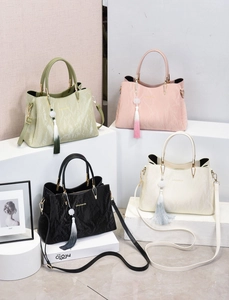 Kollektion strukturierter Kunstleder-Handtaschen in Grün, Rosa, Schwarz und Beige mit Quasten