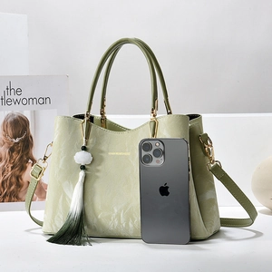 Detail der hellgrünen Handtasche im China-Stil mit Marmortextur und Seidenquasten-Anhänger