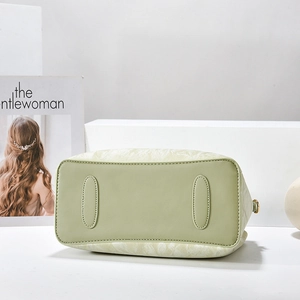 Detailansicht des verstärkten grünen Lederbodens und der Nähte der Handtasche