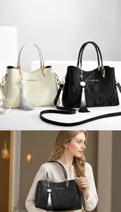 Details eleganter Shopper-Taschen in Beige und Schwarz mit goldener Hardware und Quaste