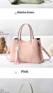 Detailansicht der Handtaschen in Pink und Matchagrün mit eleganten Quastenanhängern