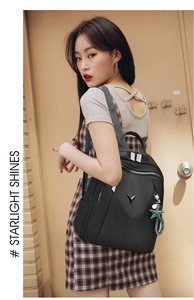 Détail du sac à dos noir en tissu oxford imperméable avec fermeture éclair argentée