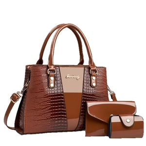 Ensemble de 3 sacs à main marron effet crocodile avec cabas, portefeuille et pochette
