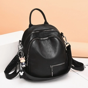 Schwarzer Damen Rucksack aus Kunstleder mit Kieselstruktur und Kuh-Anhänger