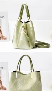 Detailansicht der hellgrünen Handtasche mit Marmormuster und goldenen Beschlägen