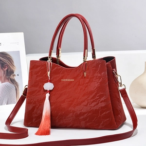 Elegante rote Handtasche im China-Stil mit Plissee-Textur und verstellbarem Riemen